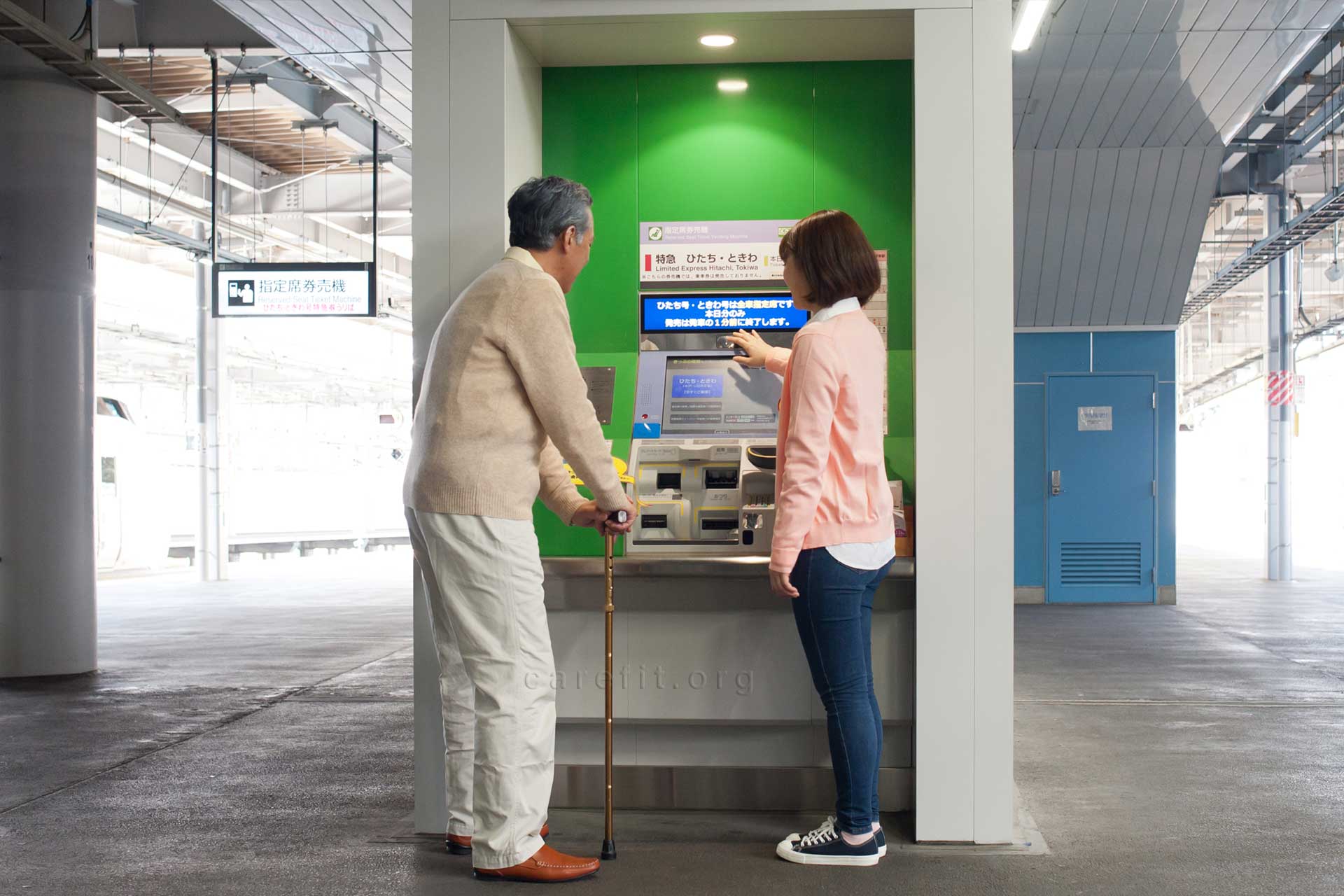 駅で切符を買えないお年寄り　どう話しかけたらいい？（ヨミドクターより転載）